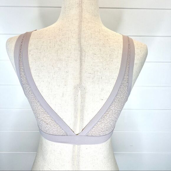 Victoria’s Secret Pale Lilac lace Bralette XS Deep V Gold Lettering - Picture 3 of 3